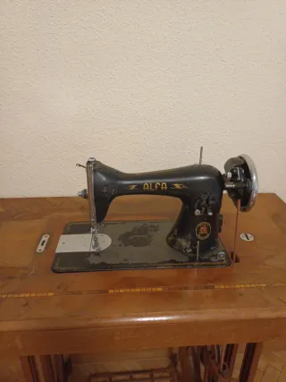 Máquina de coser Alfa antigua de madera