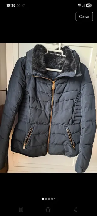 Plumifero negro con cuello de pelo