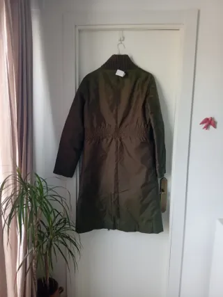 Abrigo impermeable verde Zara
