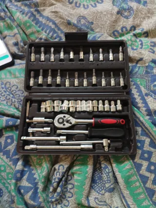 Juego de 46 llaves y accesorios