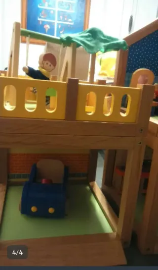 Casita de muñecas de madera