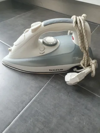 Plancha de vapor Taurus PTSI 2400