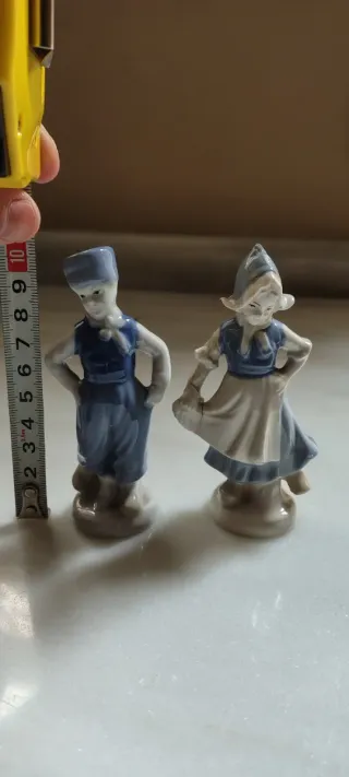 Pareja figuras porcelana esmaltada, traje holandés