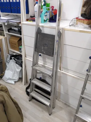 Escalera aluminio 4 peldaños