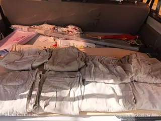 Pantalones chinos beige y grises a 3 euros cada un