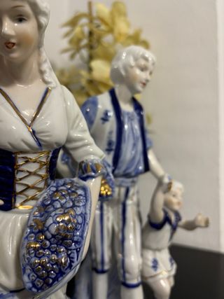 Figuras de porcelana familia azul y blanco