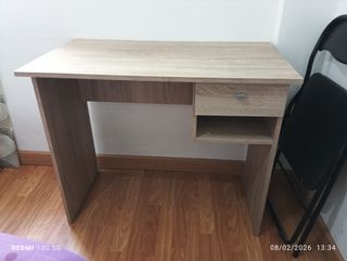 Escritorio con cajón y hueco