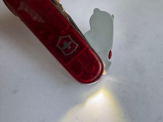 Navaja Victorinox Roja Transparente con linterna