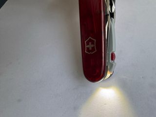 Navaja Victorinox Roja Transparente con linterna
