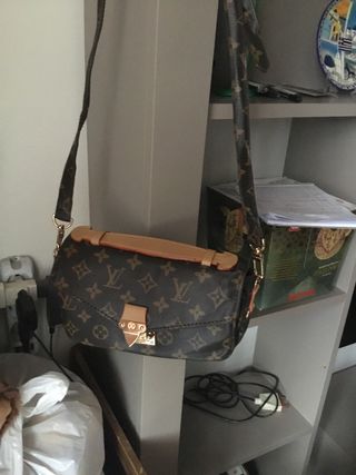 Borsa Louis Vuitton marrone con dettagli oro