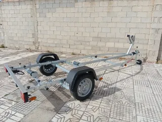 Remolque náutico para embarcaciones
