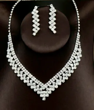 Conjunto Collar y Pendientes PLateados Brillantes.