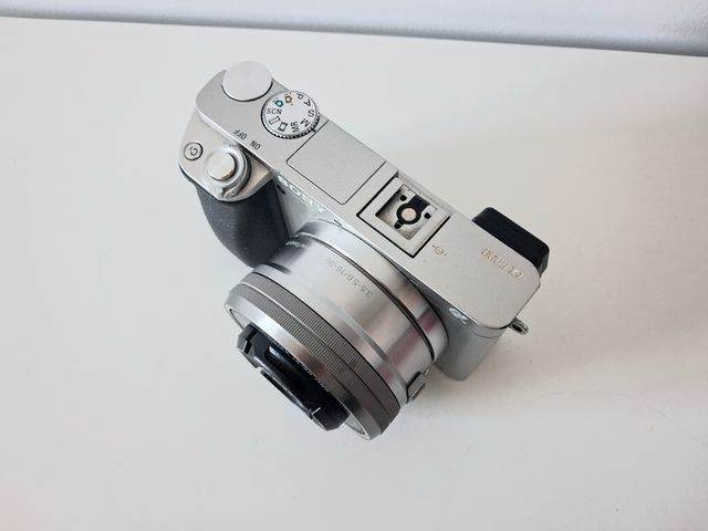 Cámara Sony A6000 Gris + Objetivo 16-50mm