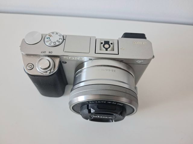 Cámara Sony A6000 Gris + Objetivo 16-50mm