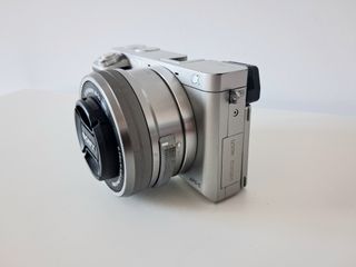 Cámara Sony A6000 Gris + Objetivo 16-50mm