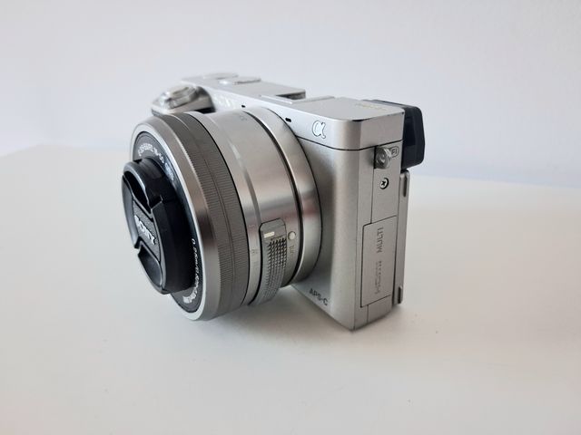 Cámara Sony A6000 Gris + Objetivo 16-50mm