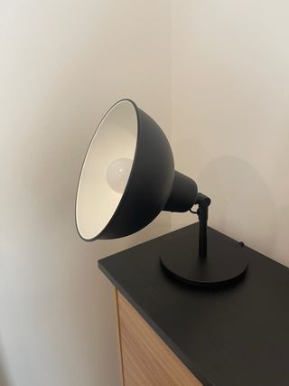 Lámpara de mesa negra regulable