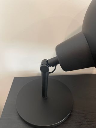 Lámpara de mesa negra regulable