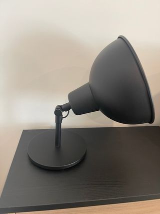 Lámpara de mesa negra regulable