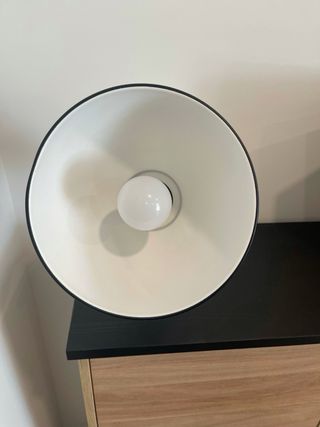 Lámpara de mesa negra regulable