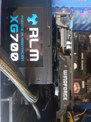 Ordenador Gaming Negro con Ventilador Rojo