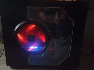 Ordenador Gaming Negro con Ventilador Rojo