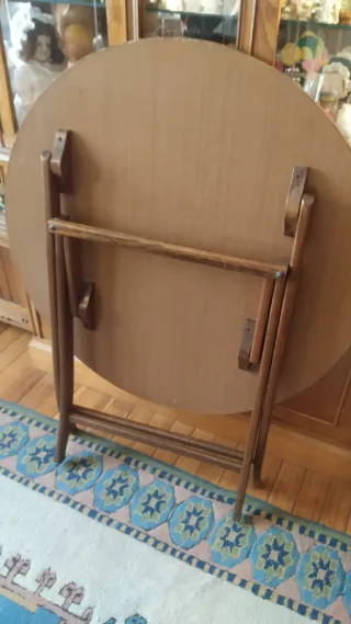 Mesa redonda plegable de madera