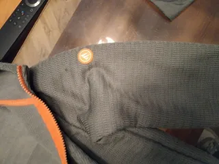 Sudadera gris con cremallera naranja