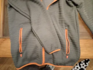Sudadera gris con cremallera naranja