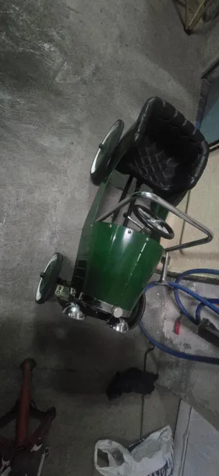 Coche a pedales clásico verde 1939