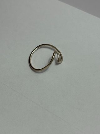 Anillo de plata con diseño ondulado