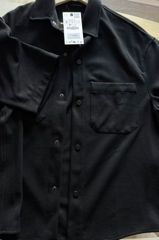 Abrigo negro con etiqueta