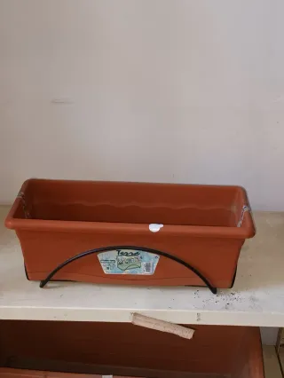 Jardinera Marrón con Soporte