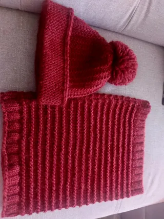 Conjunto gorro y braga color vino.