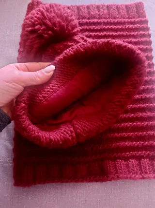 Conjunto gorro y braga color vino.