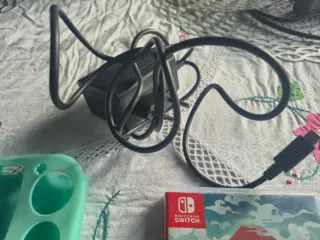 Nintendo Switch Lite + 3 juegos + accesorios