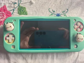 Nintendo Switch Lite + 3 juegos + accesorios