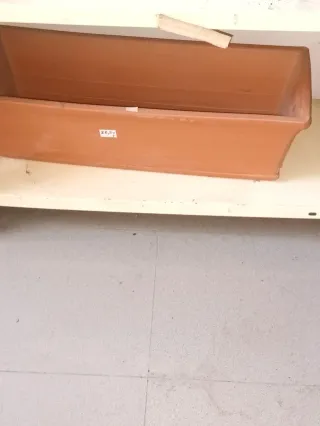 Jardinera de barro marrón