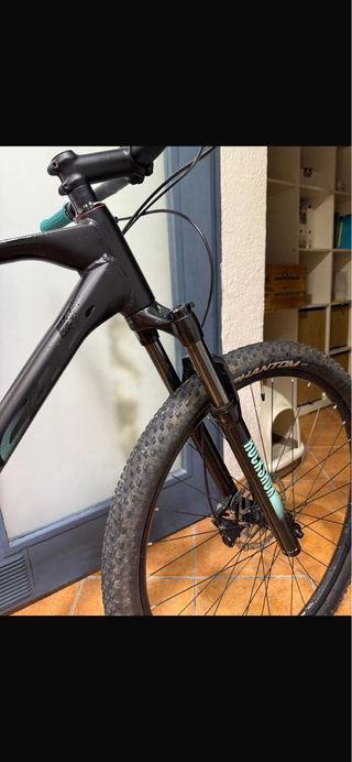 Bicicleta de montaña negra