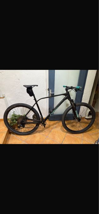 Bicicleta de montaña negra