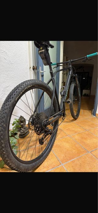 Bicicleta de montaña negra