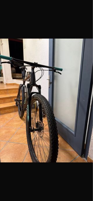 Bicicleta de montaña negra