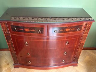 Muebles de madera: cabecero, dos mesillas y cómoda