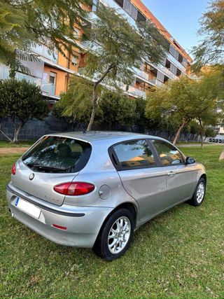 Alfa Romeo 147 2004 con pegatina B