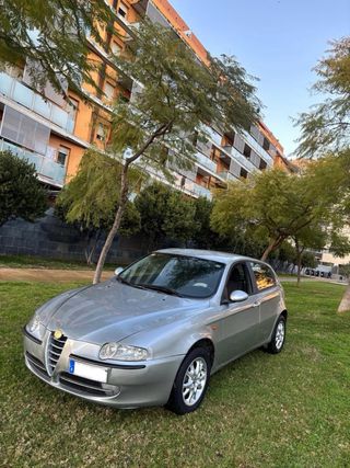 Alfa Romeo 147 2004 con pegatina B