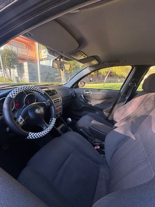 Alfa Romeo 147 2004 con pegatina B