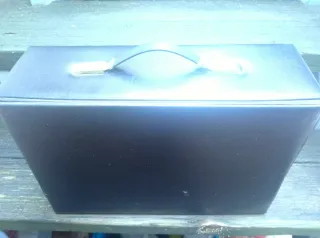 Maletín antiguo negro con cierre dorado