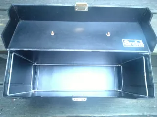 Maletín antiguo negro con cierre dorado