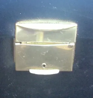 Maletín antiguo negro con cierre dorado