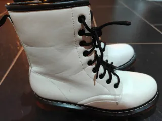 Botas blancas con cordones